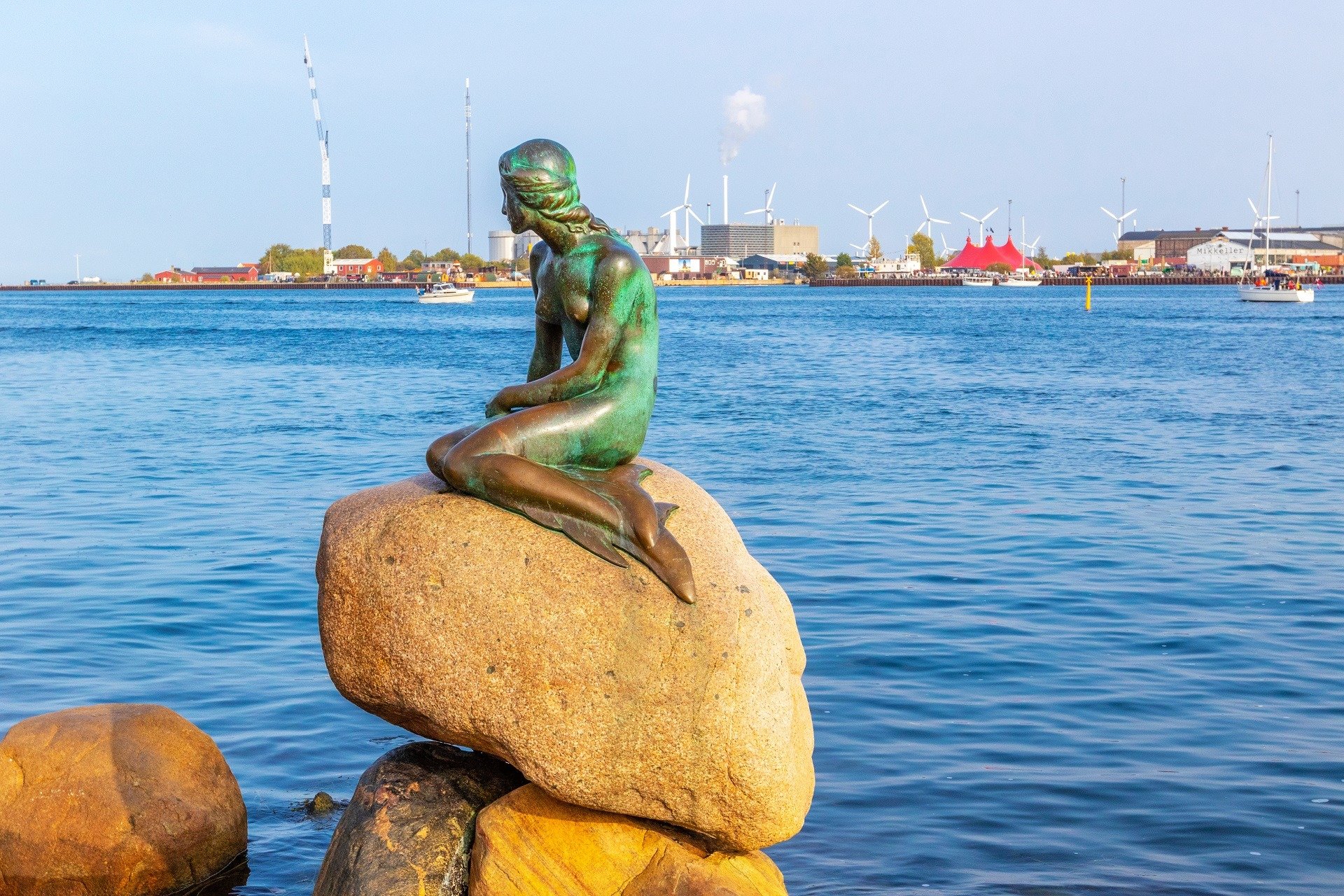 Estatua de bronce de "La Sirenita" en Copenhagen, Dinamarca. | Fuente: Shutterstock