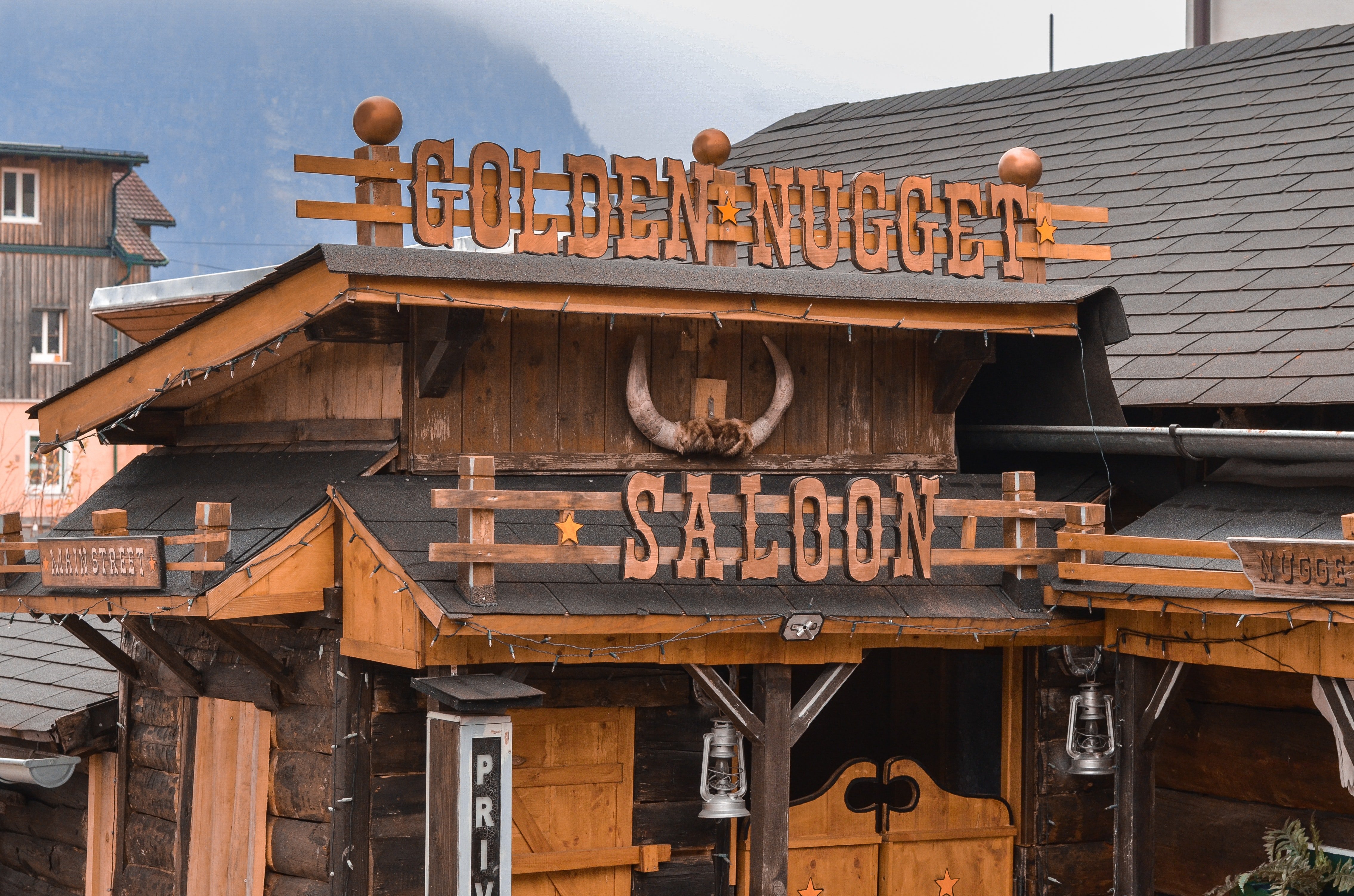 He came across a saloon and decided to quench his thirst. | Photo: Pexels