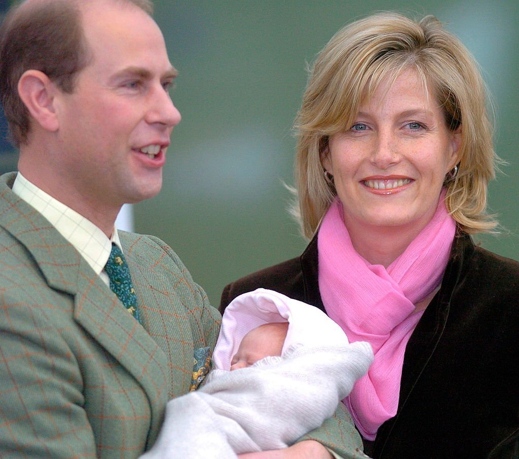 Sophie Rhys-Jones, le Prince Edward et leur fille Louise le 23 novembre 2003. l Source : Getty Images Sophie Rhys-Jones, le Prince Edward et leur fille Louise le 23 novembre 2003. l Source : Getty Images