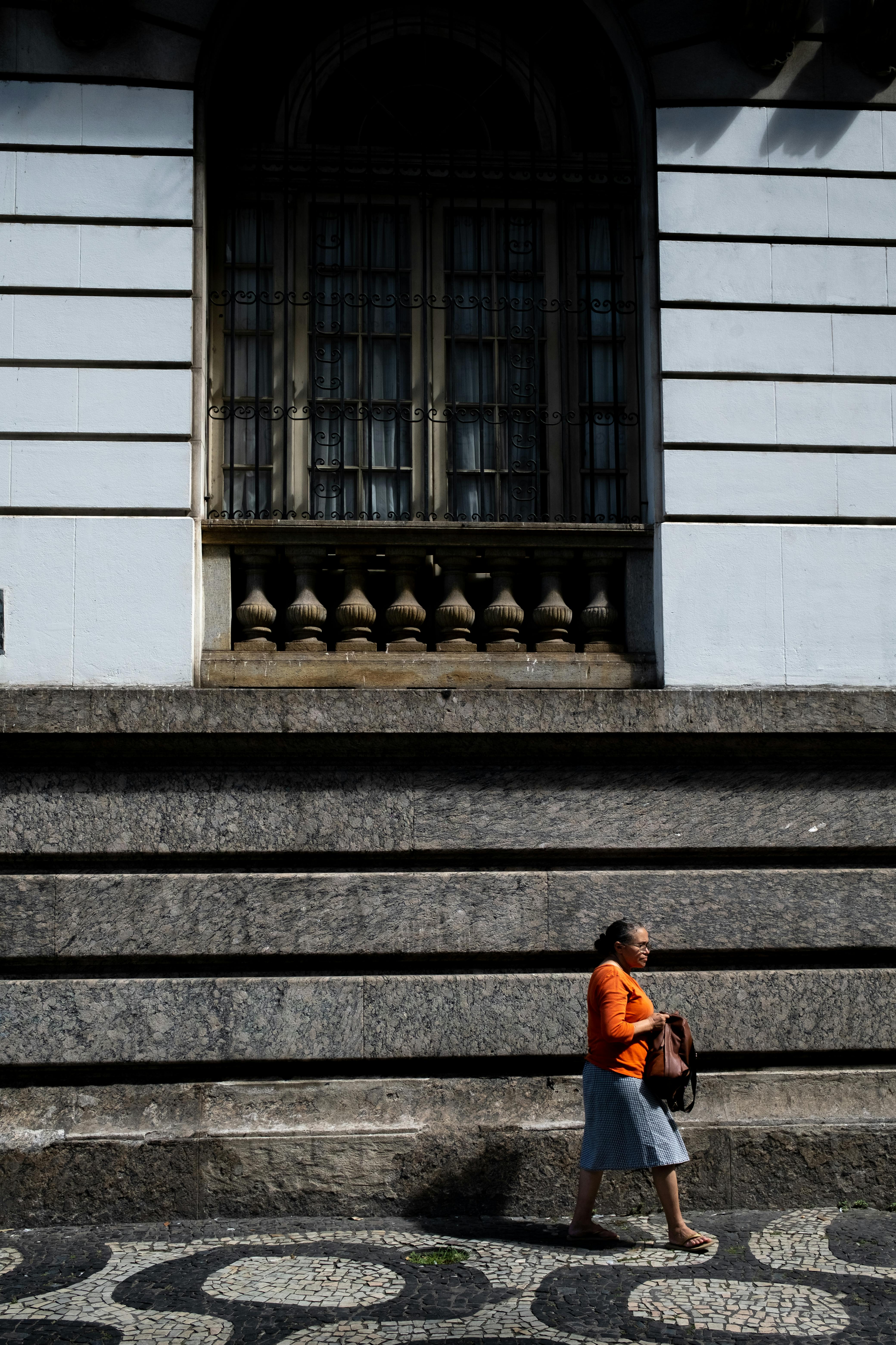 A woman walking. | Source: Pexels