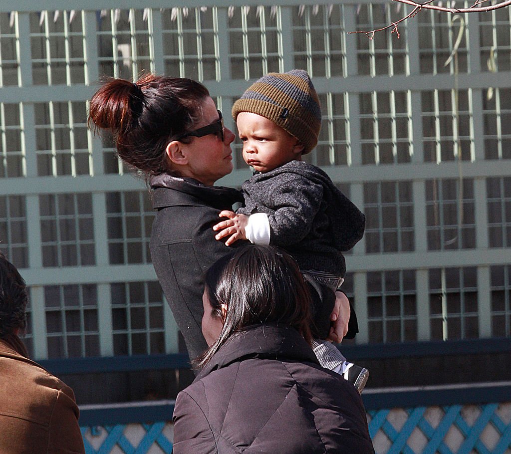 Sandra Bullock et son fils Louis se promenant dans les rues de Manhattan le 20 mars 2011 | Photo : Getty Images