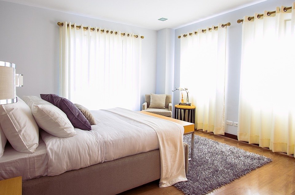 Dormitorio con cortinas que rozan el suelo. | Foto: Pixabay