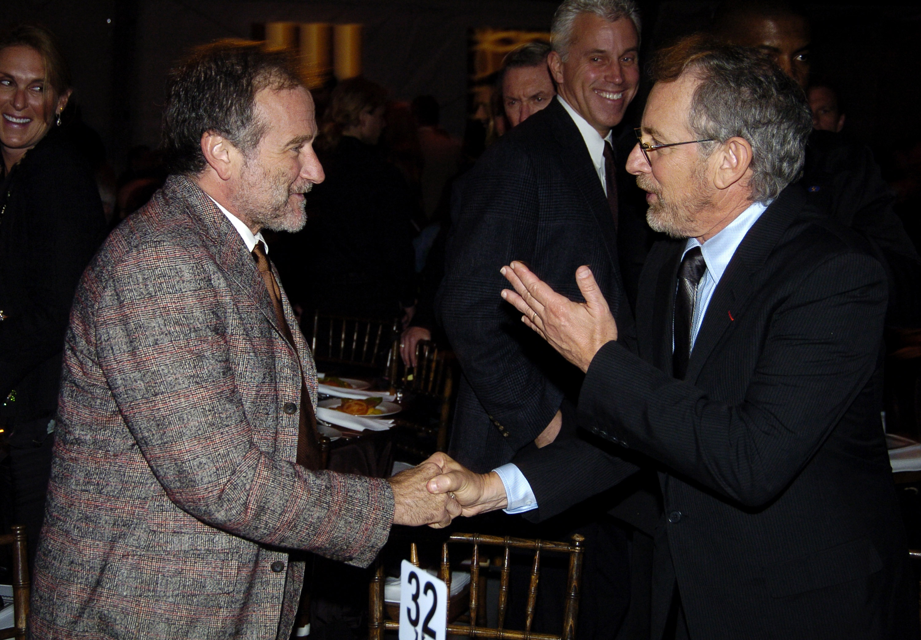 Robin Williams and Steven Spielberg at the event honoring President William Jefferson Clinton hosted by Ambassadors for Humanity in Los Angeles, California, in 2005 | Source: Getty Images