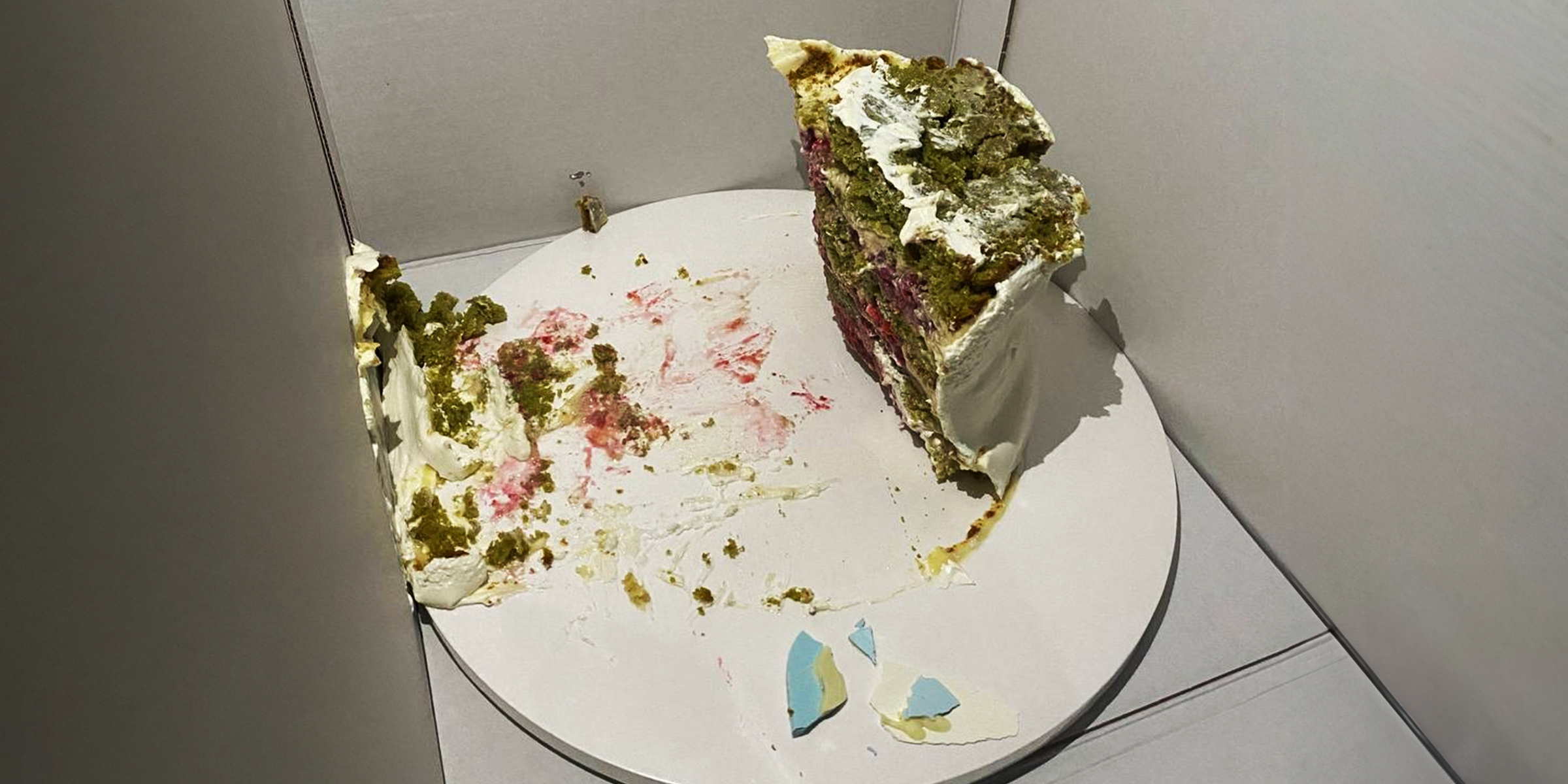 A half-eaten cake | Source: Amomama
