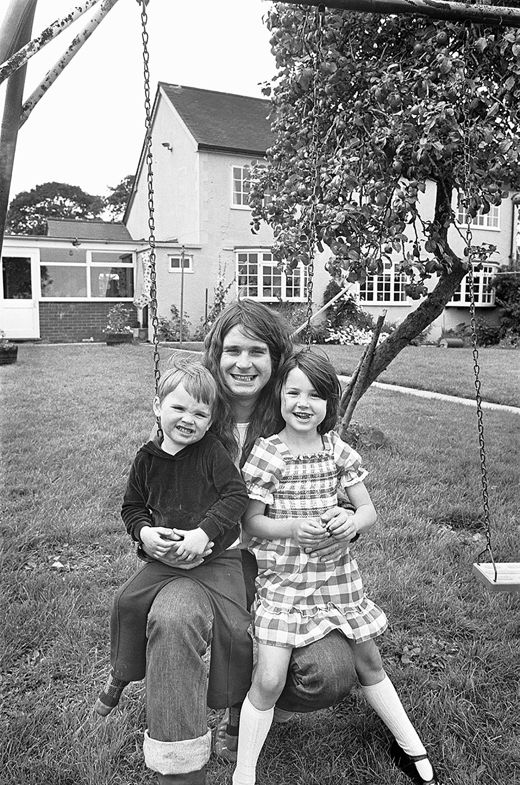 Ozzy Osbourne at home with his children Jessica and Louis, in 1978 | Source: Getty Images