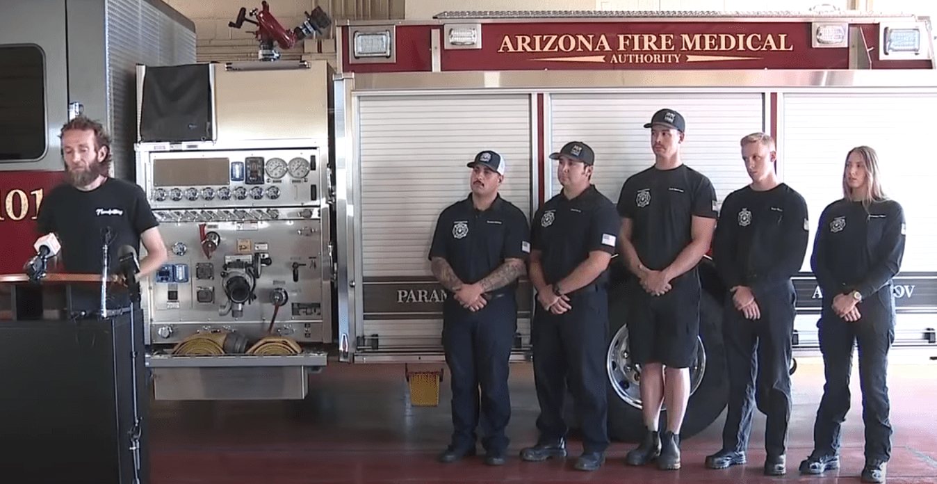 Steven Jorgensen con el equipo de la Autoridad Médica y de Bomberos de Arizona. | Foto: youtube.com/ABC15 Arizona