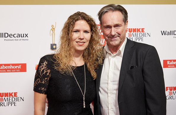 Helmut Zierl, Schauspieler, und Sabrina Böcker kommen zur Verleihung des "Goldenen Bildes der Frau" der Funke Mediengruppe | Quelle: Getty Images
