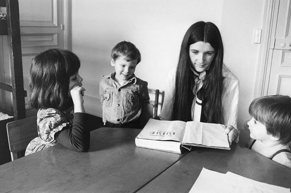 Cours d'apprentissage de la Bible pour les enfants dans une communauté de la secte des 'Enfants de Dieu'.|Photo : Getty Images