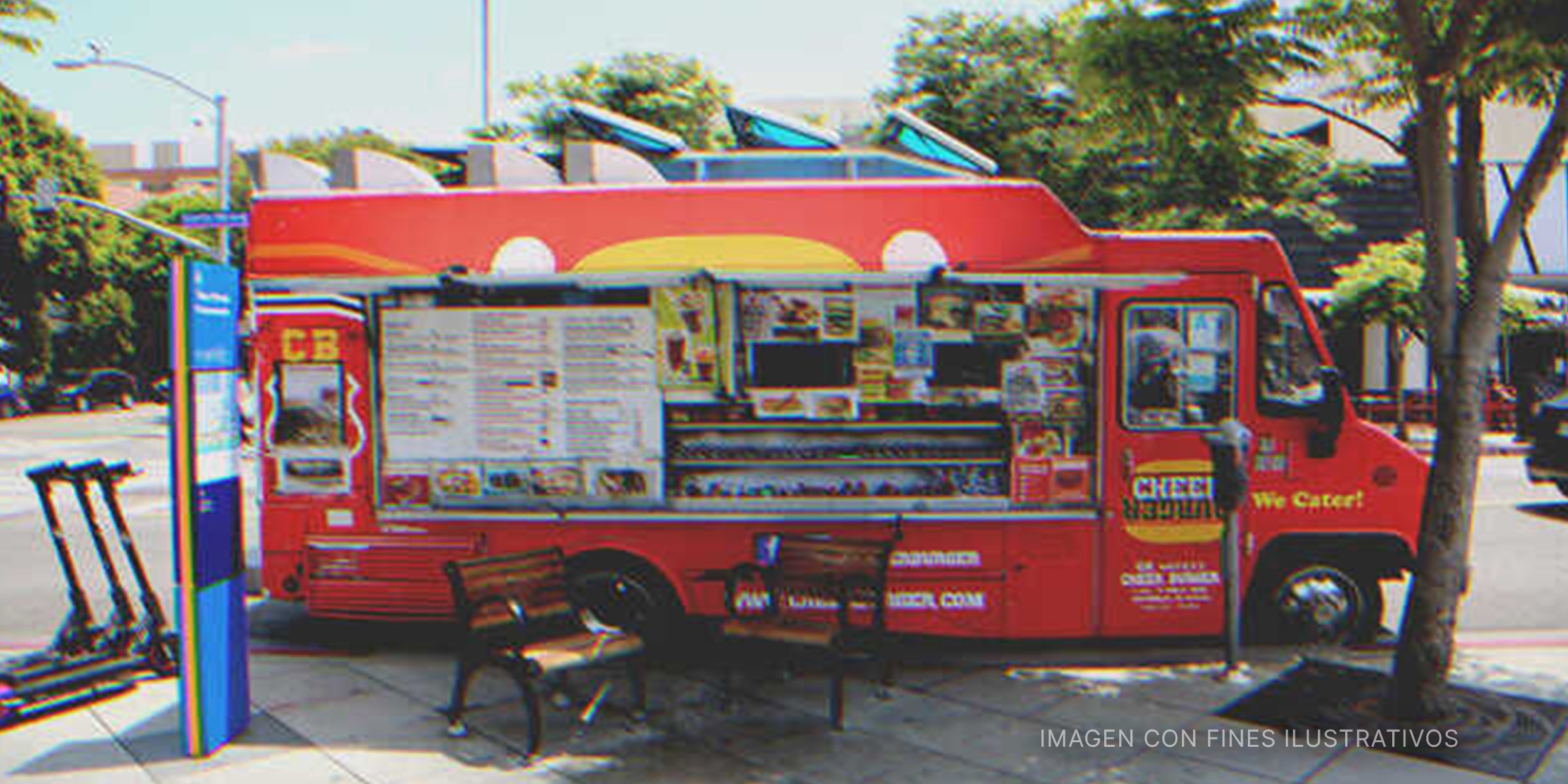 Camión de comida estacionado en un parque | Foto: Shutterstock