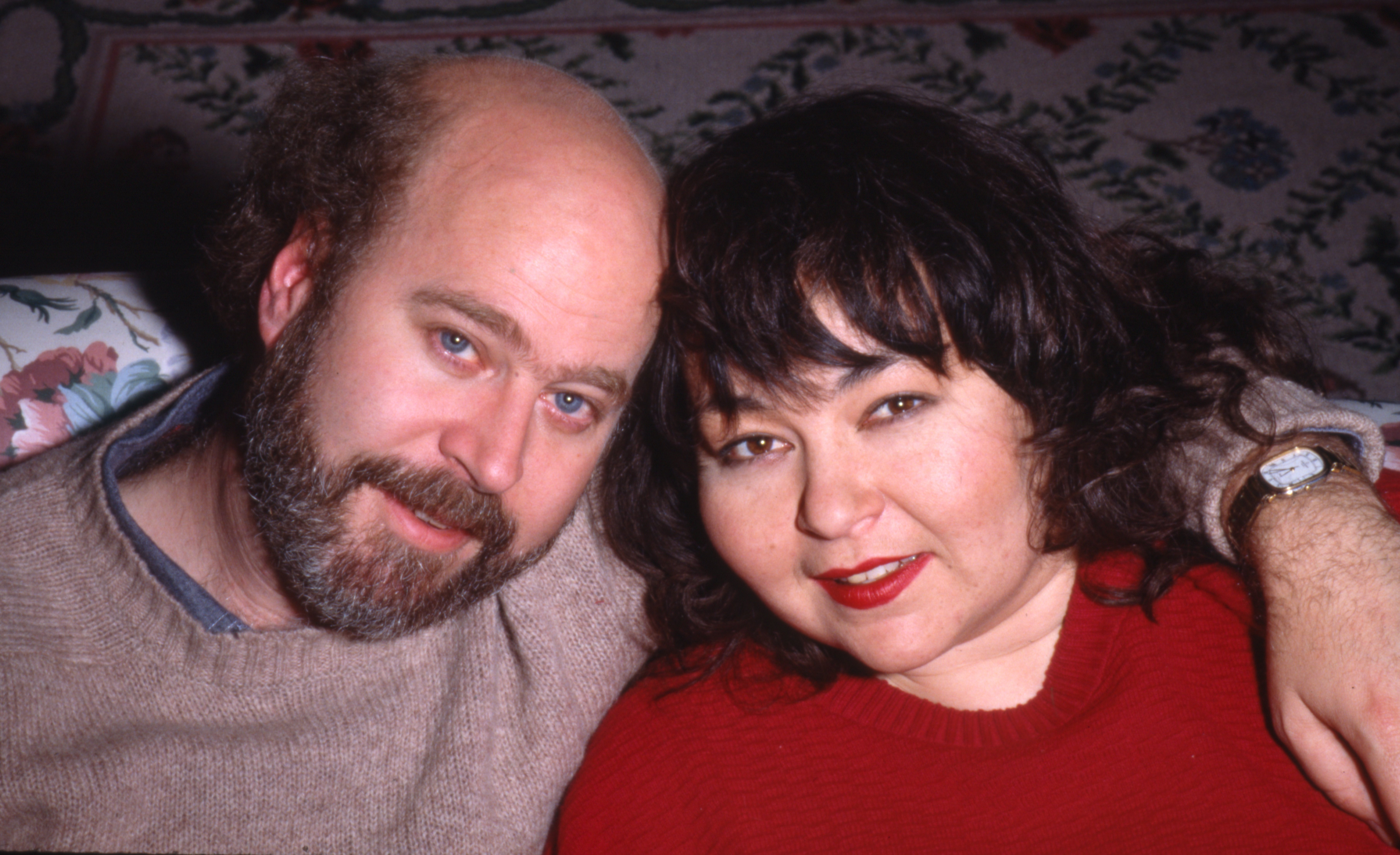 Actor Bill Pentland poses with his actress wife Roseanne Barr on January 1, 1990. | Source: Getty Images