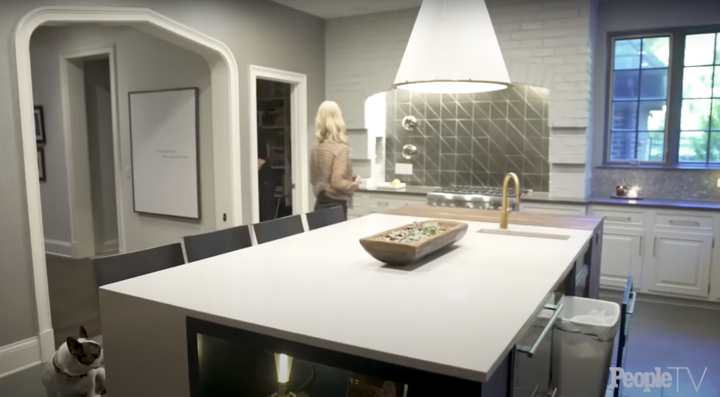 Donnie Wahlberg and Jenny McCarthy's kitchen from a video dated October 11, 2019. | Source: YouTube/people
