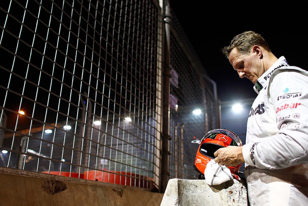 Michael Schumacher de l'Allemagne et Mercedes GP, après sa chute lors du Grand Prix de Formule 1 de Singapour, le 23 septembre 2012. | Getty Images