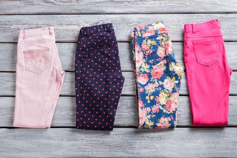 Selección de cuatro pantalones coloridos. | Foto: Shutterstock Selección de cuatro pantalones coloridos. | Foto: Shutterstock