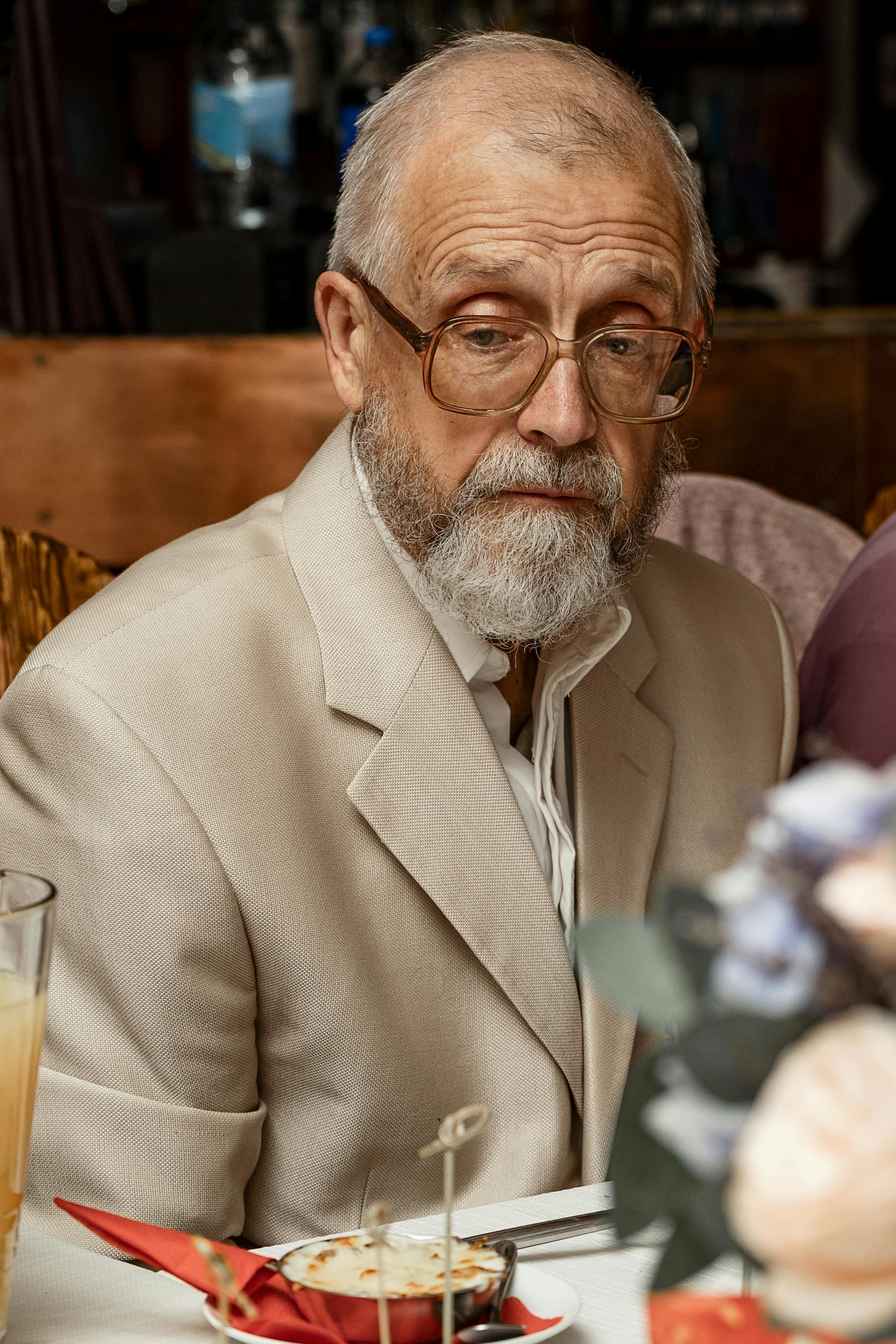 An older man looking upset at a restaurant | Source: Pexels