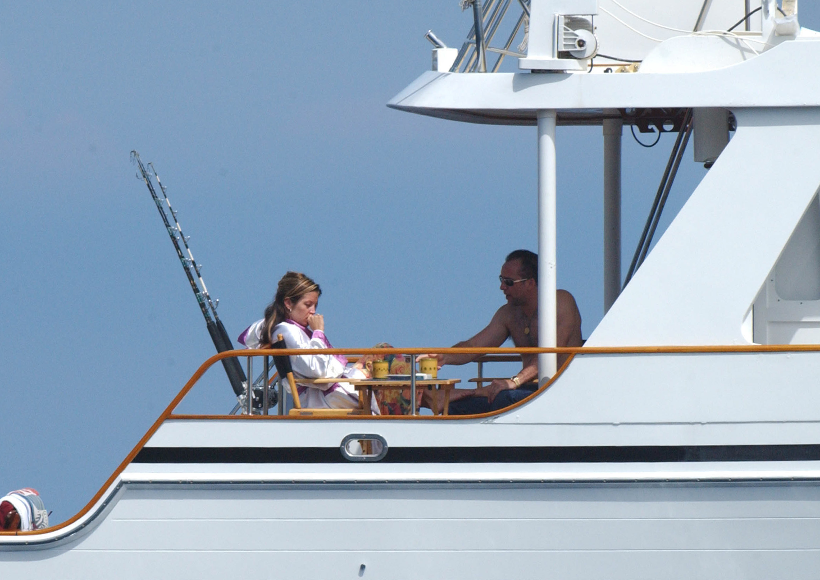 Lisa Marie Presley and Nicolas Cage seen on a yacht near Catalina Island on September 4, 2001, in Los Angeles, California. | Source: Getty Images