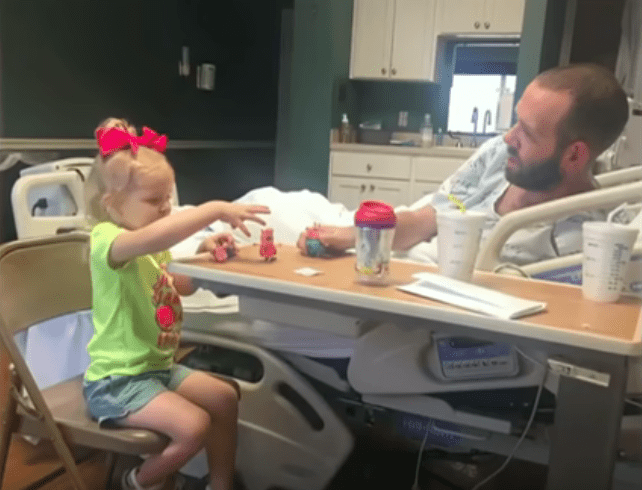 Raelynns Vater im Krankenhaus. | Quelle: youtube.com/CBSEveningNews