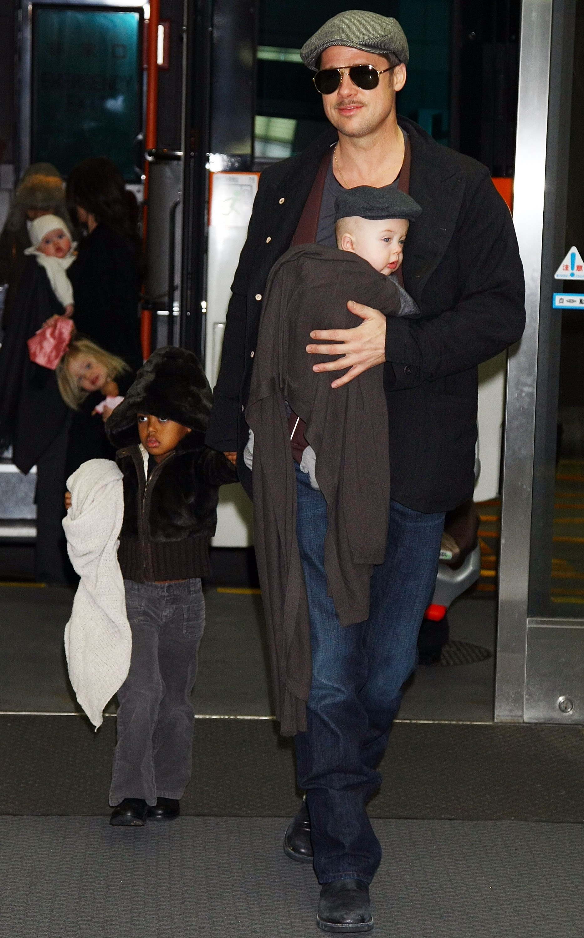 Brad Pitt en el Aeropuerto Internacional de Narita con sus hijos Vivienne, Shiloh, Zahara y Knox, el 27 de enero de 2009 en Narita, Chiba, Japón. | Foto: Getty Images