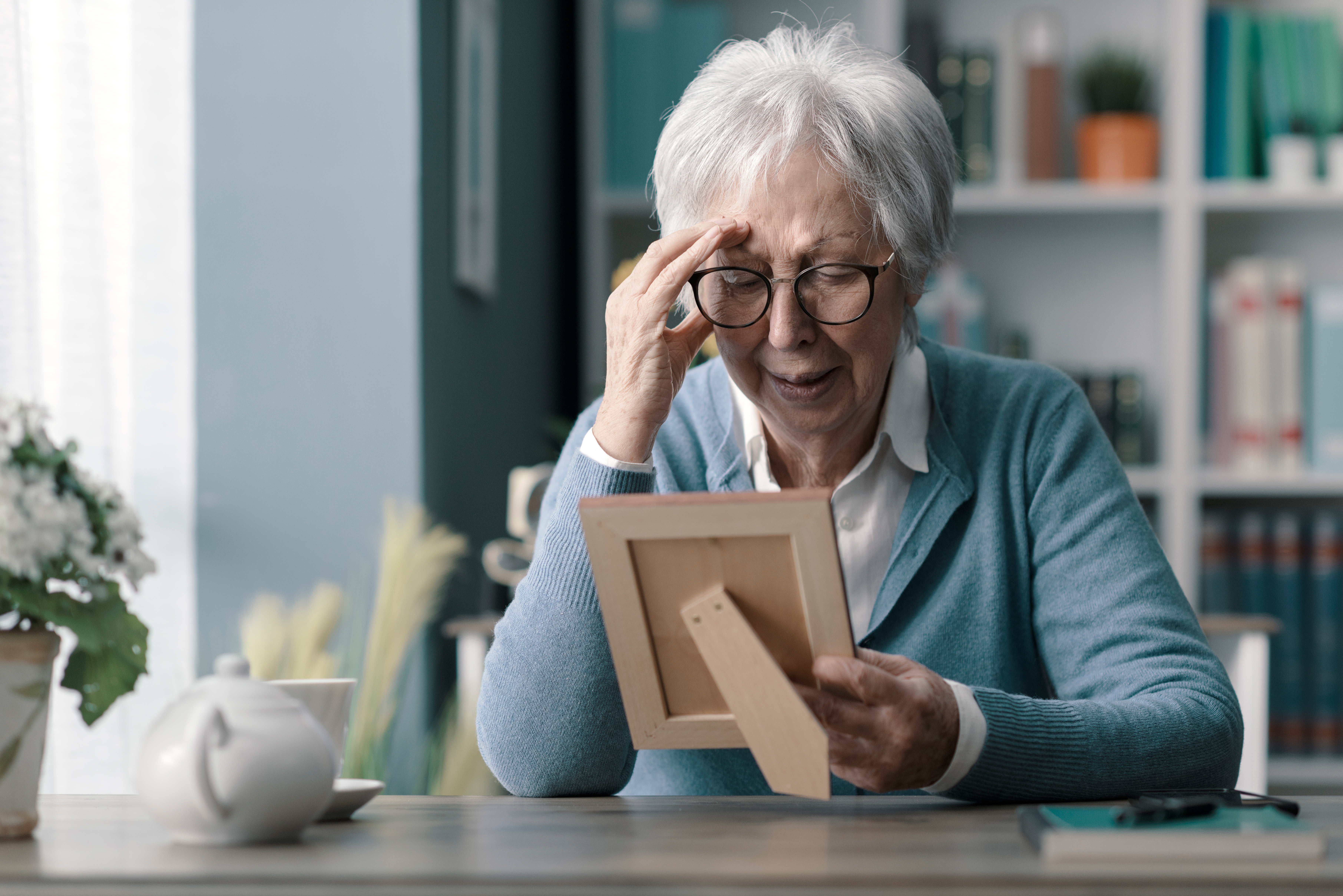 An older woman looks at the photo | Source: Shutterstock
