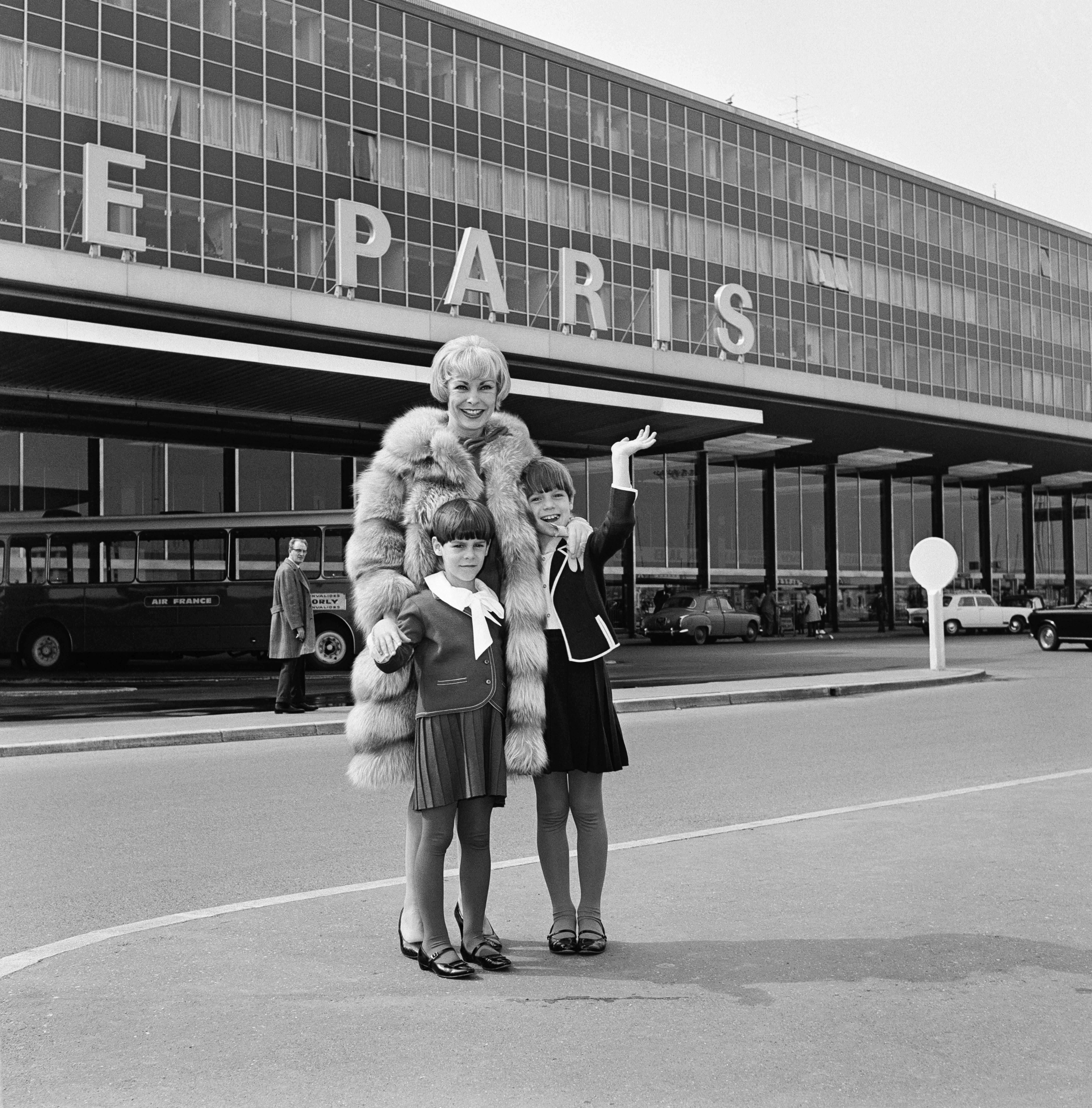 The actress with her mother and sister on their arrival at Orly airport, before spending a few days in Paris on April 24, 1965 | Source: Getty Images