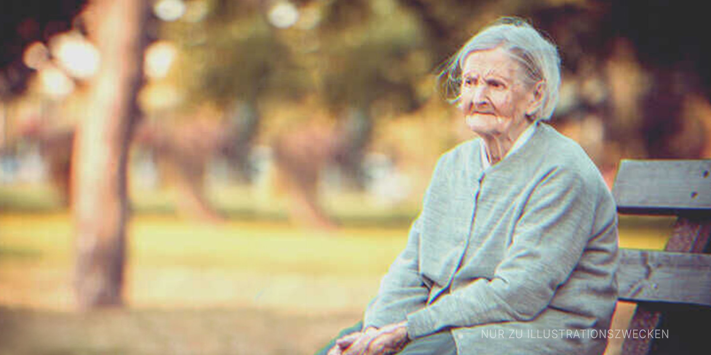 Alte Frau auf Parkbank sitzend | Quelle: Shutterstock 