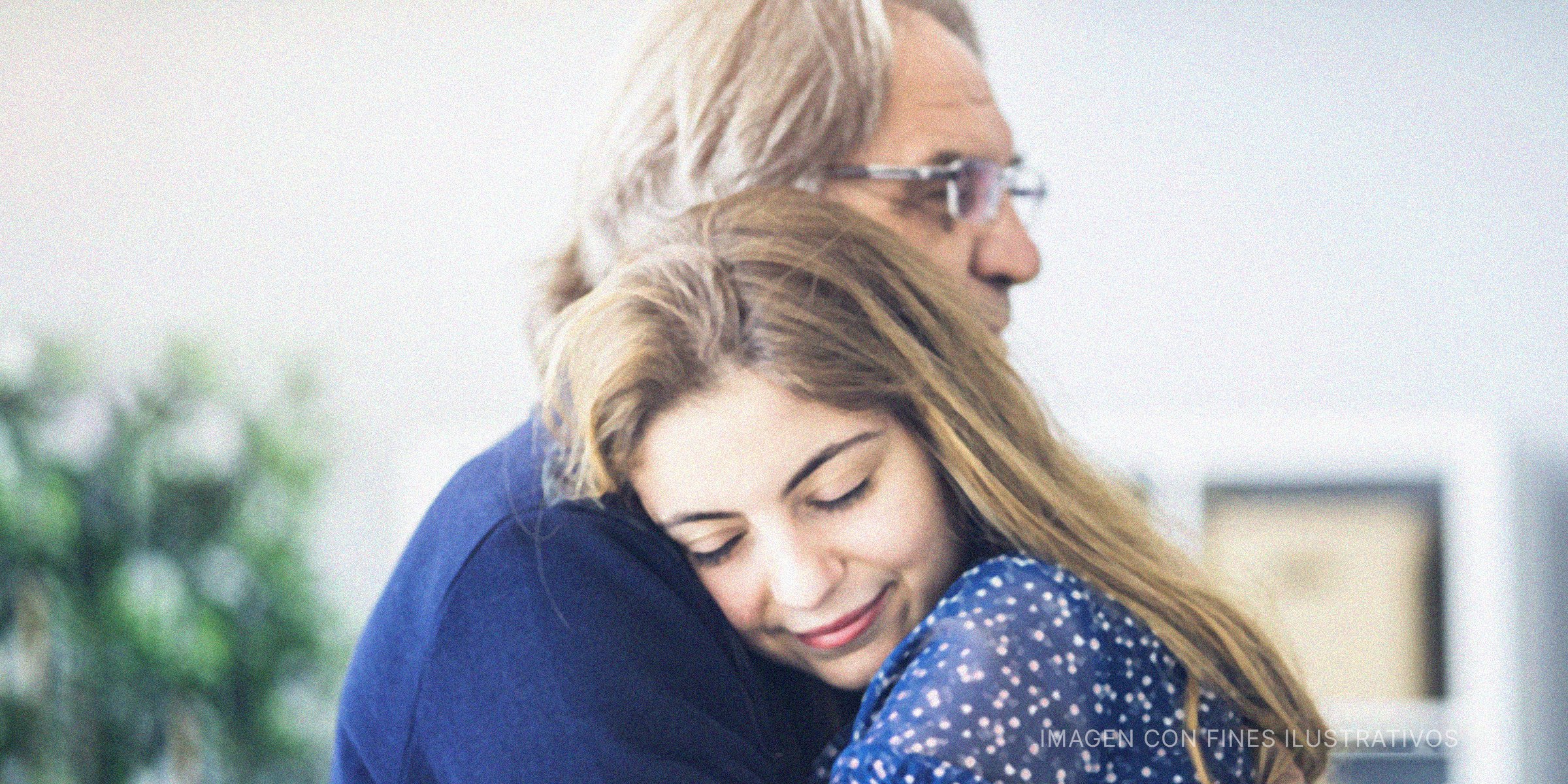 Padre e hija abrazados. | Foto: Shutterstock
