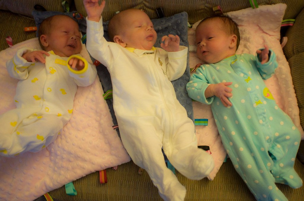 Trillizos recién nacidos reposan en una cama. | Foto: Flickr Trillizos recién nacidos reposan en una cama. | Foto: Flickr