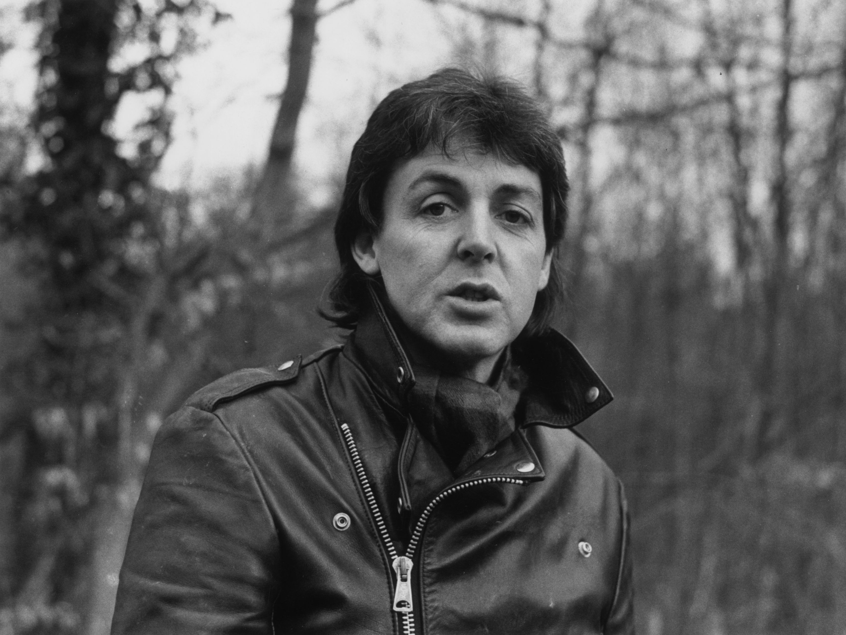 Paul McCartney during his 1980 visit on his farm near Sussex. | Photo: Getty Images