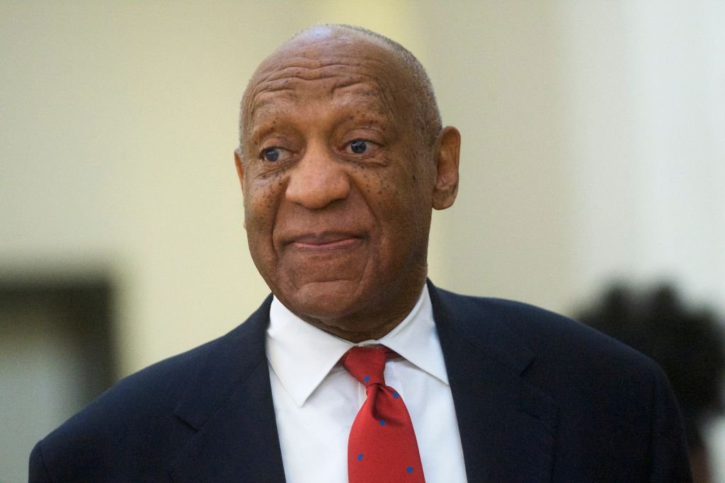 Bill Cosby walks through the Montgomery County Courthouse for day fourteen of his sexual assault retrial on April 26, 2018 in Norristown | Photo: Getty Images