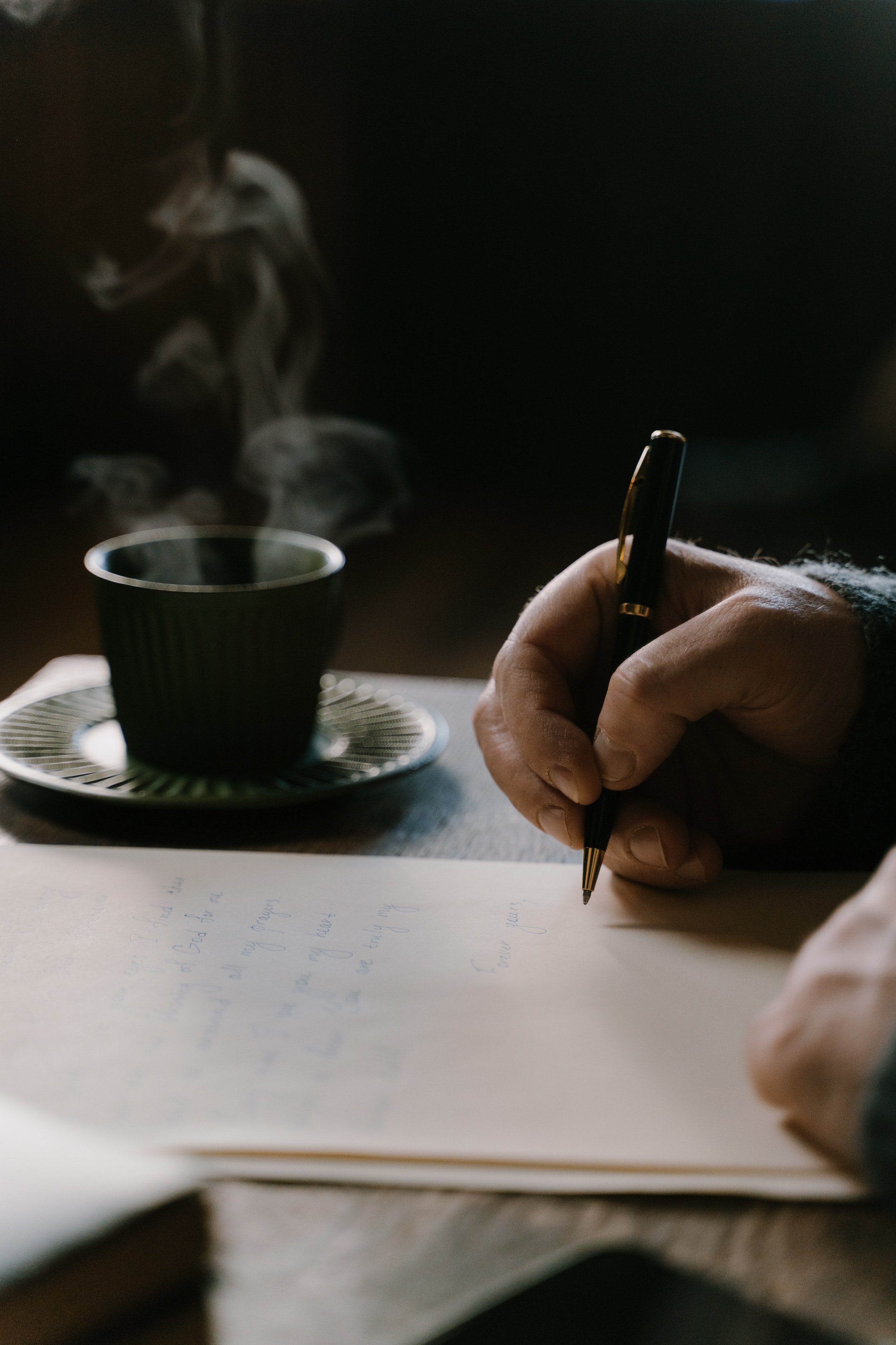 Hombre escribiendo una carta. | Foto: Pexels