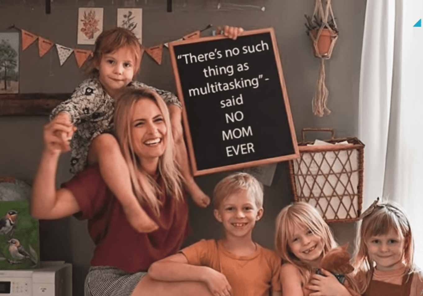 A picture of Emily Mitchell and her kids on "Pregnant Influencer Emily Mitchell Dead at 36." | Photo: YouTube/E! News 