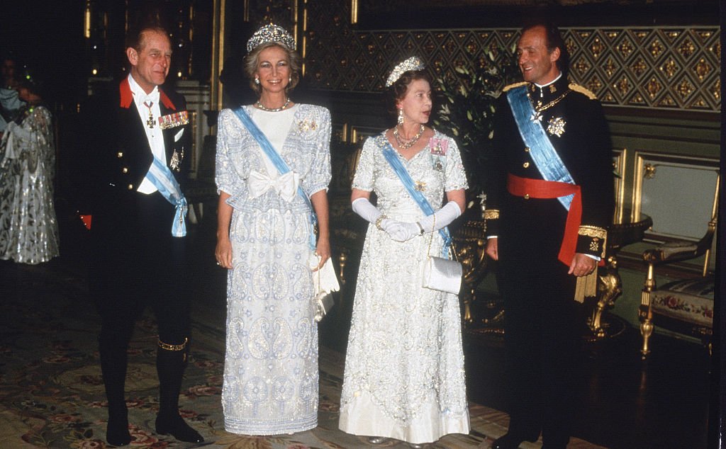La reina Elizabeth II, el príncipe Philip, el rey Juan Carlos de España y la reina Sofía en un banquete en el castillo de Windsor el 23 de abril de 1986. | Foto: Getty Images.