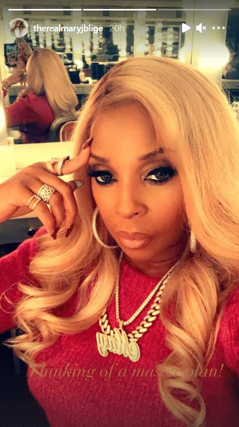A selfie of Mary J. Blige flaunting her blonde hair and her gold chains. | Photo: Instagram/Therealmaryjblige