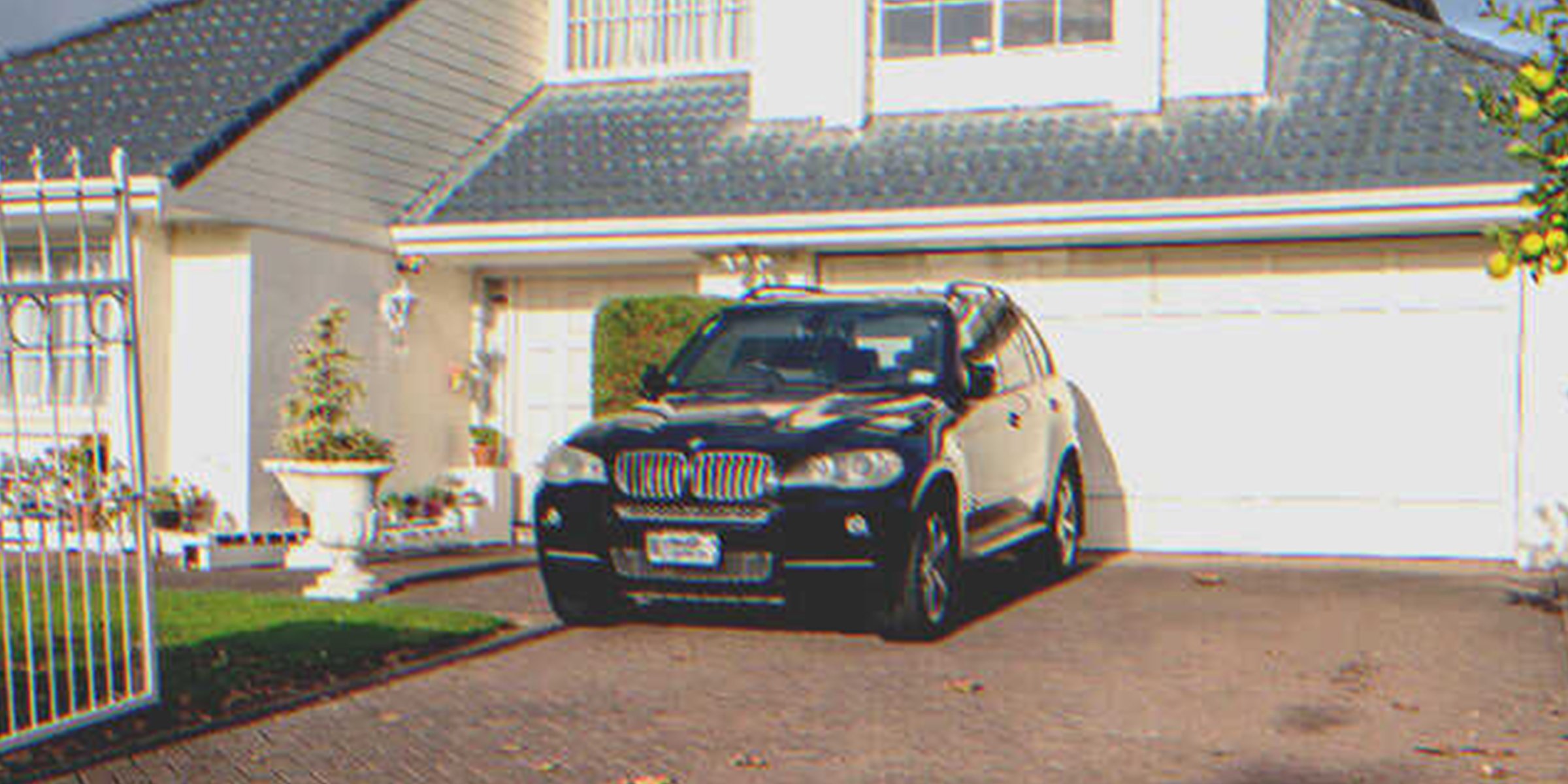 Ein Auto vor einem Haus | Quelle: Shutterstock