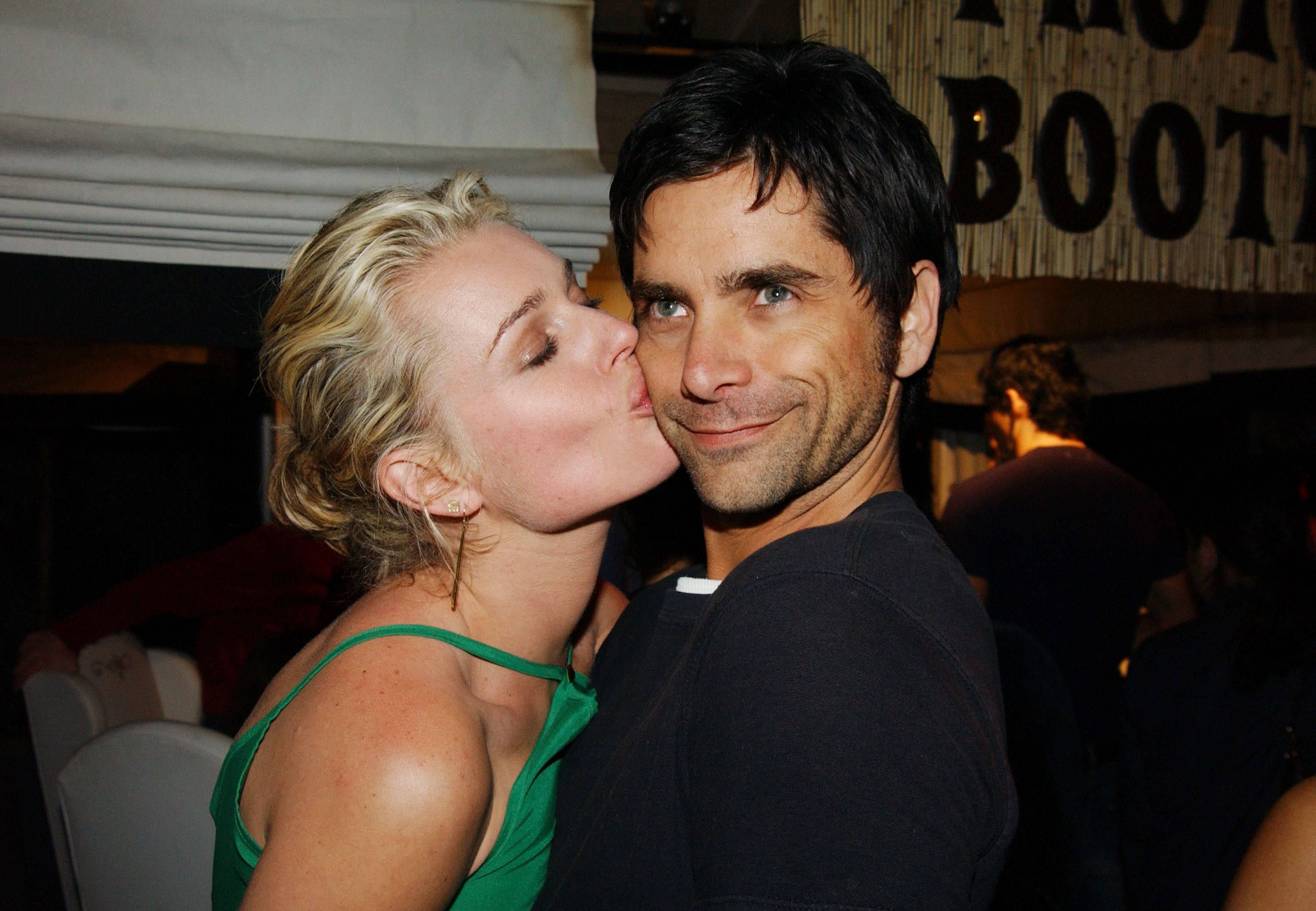 Rebecca Romijn and John Stamos at the PlayStation 2 "Bungalow Beach Party" in 2003 in Santa Monica, California | Photo: Getty Images