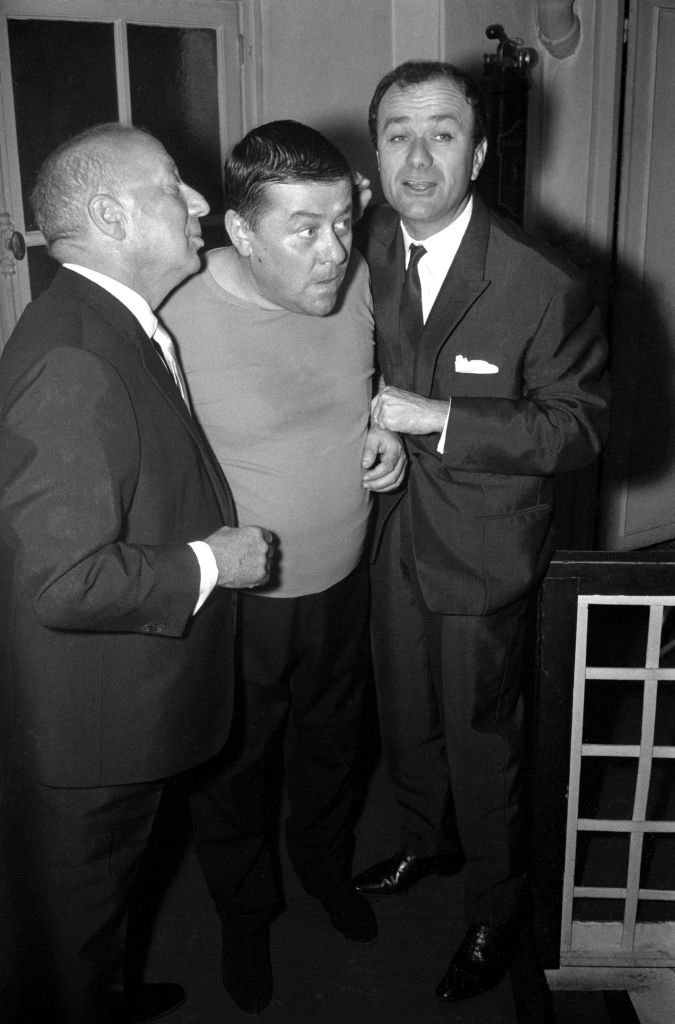 Dac félicitent Francis Blanche lors de la 1ère de sa pièce 'Les escargots meurent debout' au théâtre Fontaine à Paris le 23 mars 1964, France. | Photo : Getty Images Dac félicitent Francis Blanche lors de la 1ère de sa pièce 'Les escargots meurent debout' au théâtre Fontaine à Paris le 23 mars 1964, France. | Photo : Getty Images