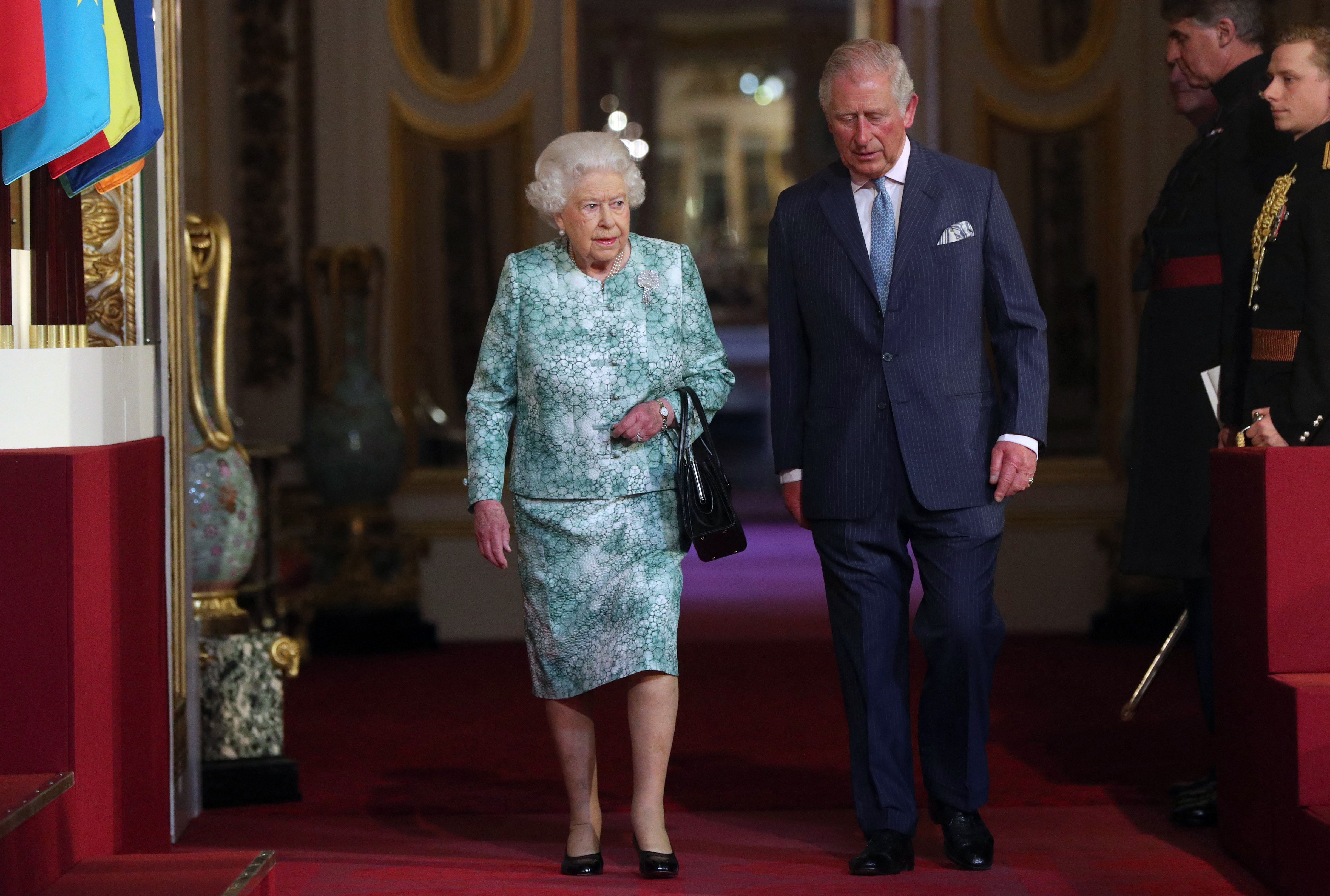 Königin Elizabeth II. und König Charles III. treffen am 19. April 2018 zur feierlichen Eröffnung des Commonwealth Heads of Government Meeting (CHOGM) im Ballsaal des Buckingham Palace in London ein. | Quelle: Getty Images