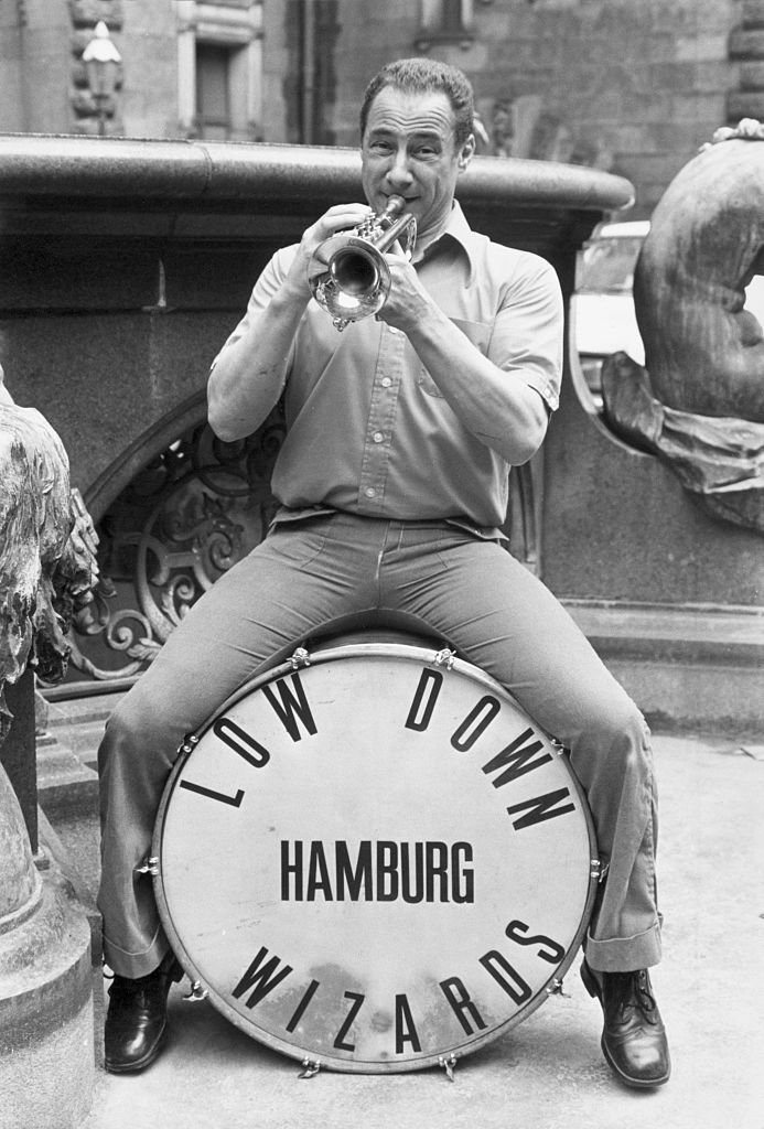 Der deutsche Musiker Abbi Hübner sitzt auf einer großen Trommel | Quelle: Getty Images