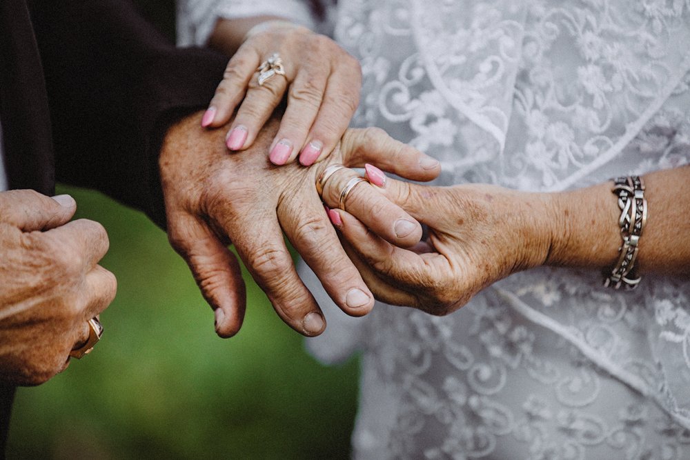 Pareja de ancianos durante su boda. | Foto: Shutterstock