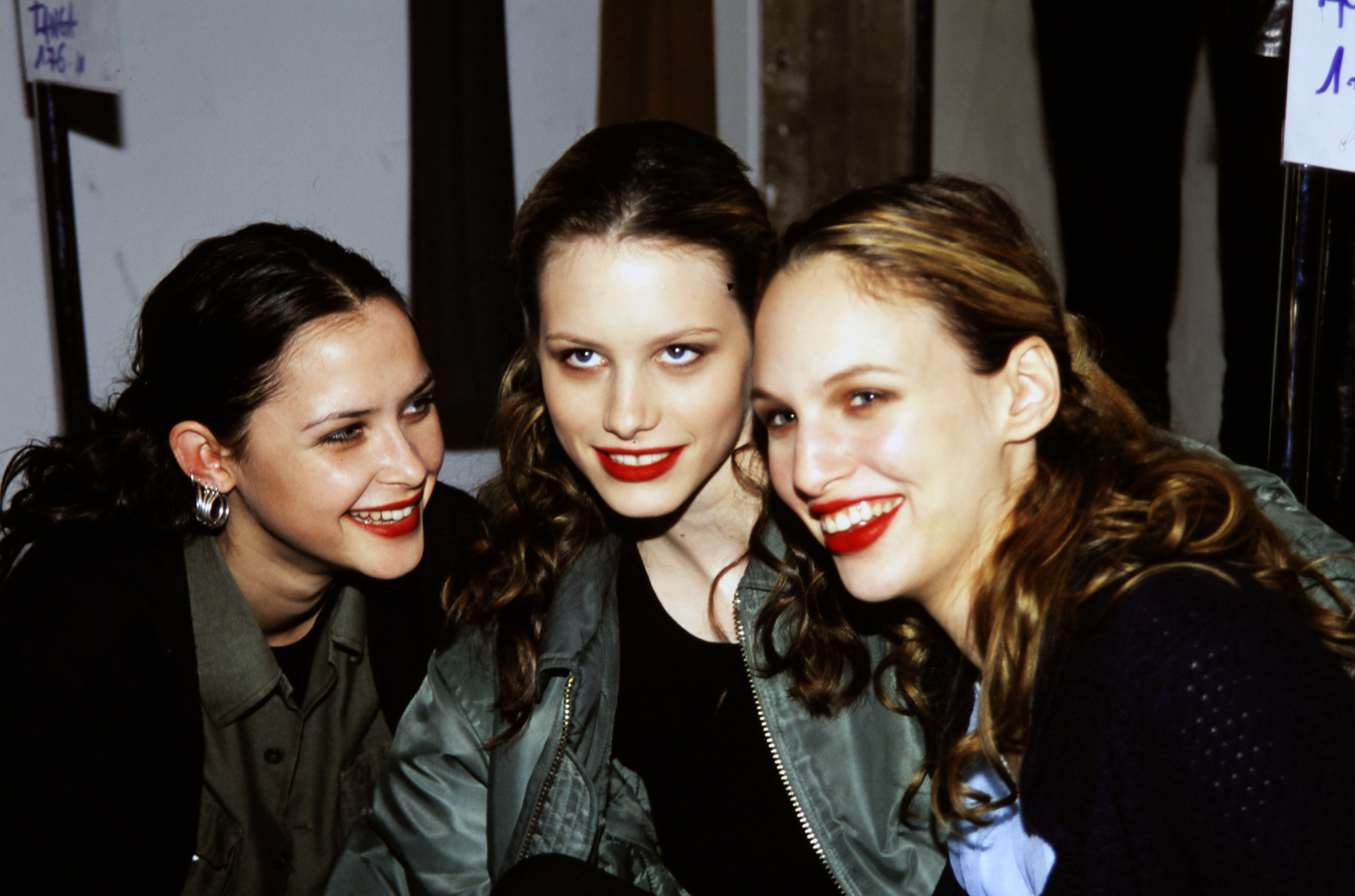 Georgina Cooper (center) poses with fellow models, showing her tooth-gap, at the Cerruti Fall 1997 "Ready to Wear" runway show on March 15, 1997 | Source: Getty Images