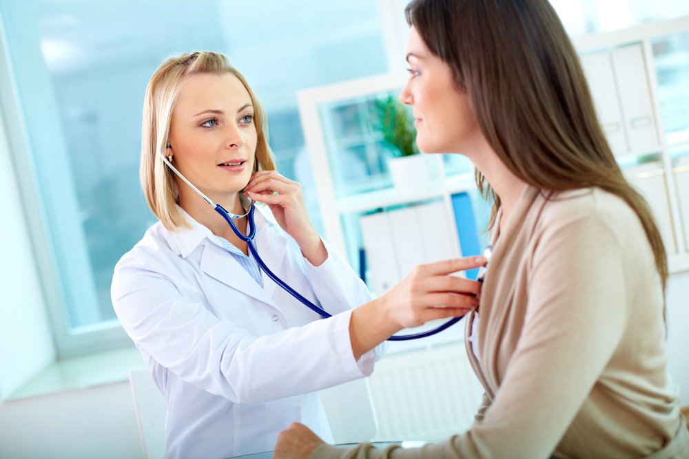 Doctora examinando a mujer. |Imagen: Shutterstock