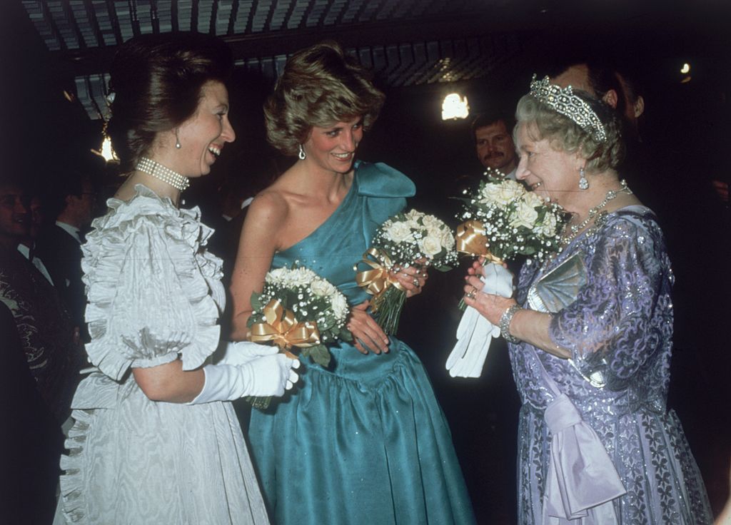 La princesa Anne, la princesa Diana y la reina Elizabeth II en el estreno de la película de David Lean 'Un pasaje a la India'. | Foto: Getty Images