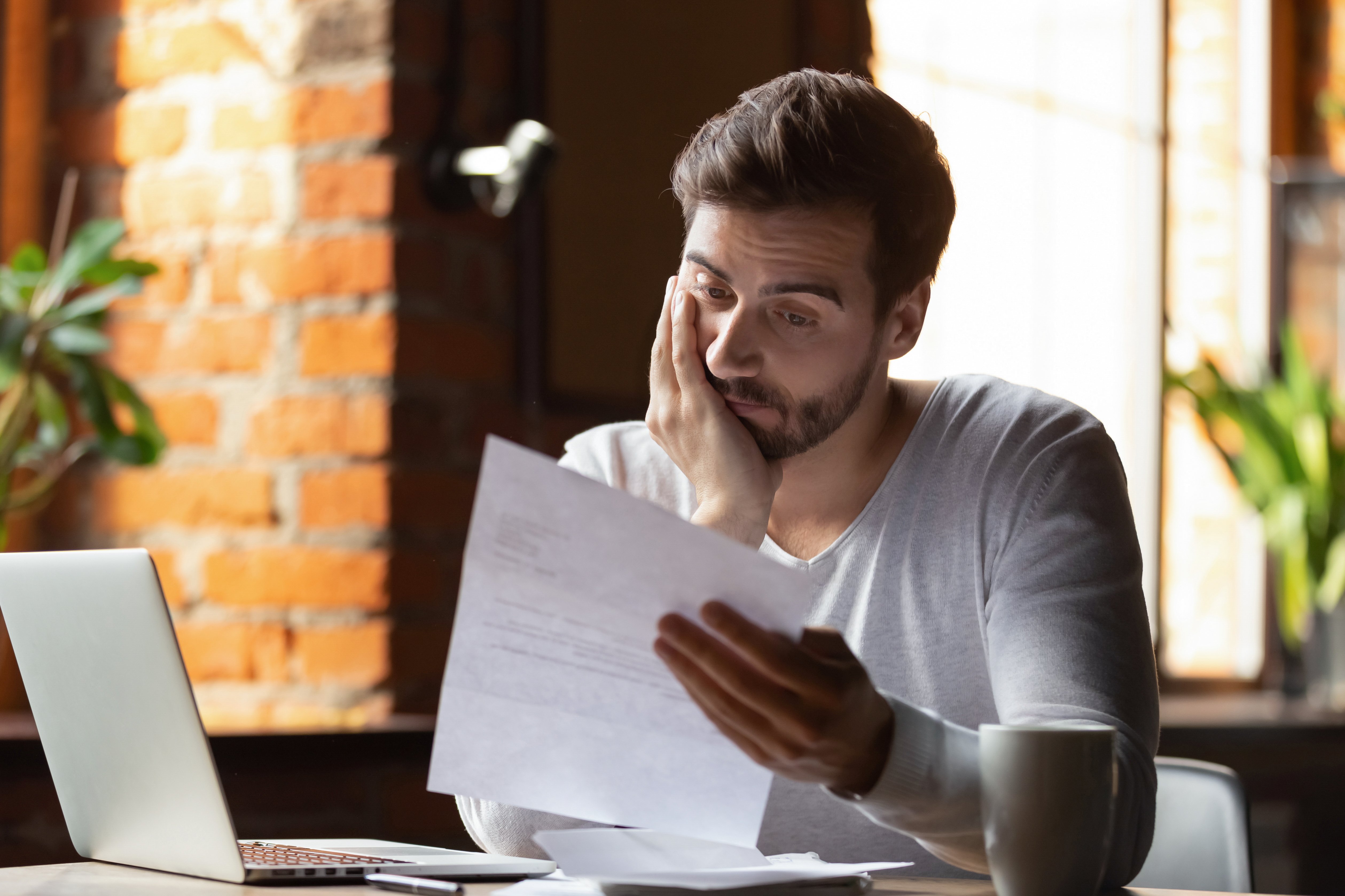 Joven leyendo testamento. | Foto: Shutterstock