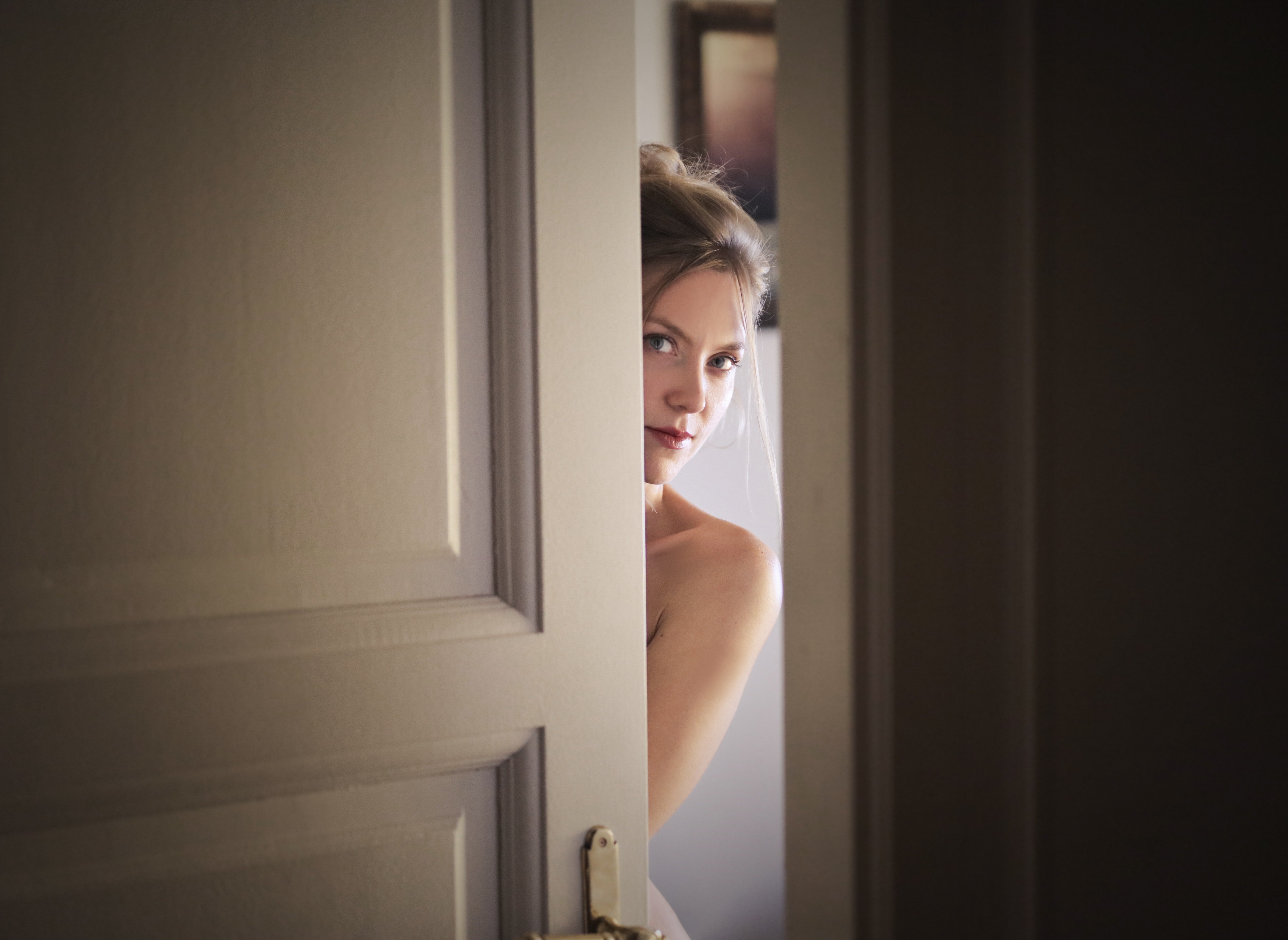 A woman behind a door. | Source: Pexels
