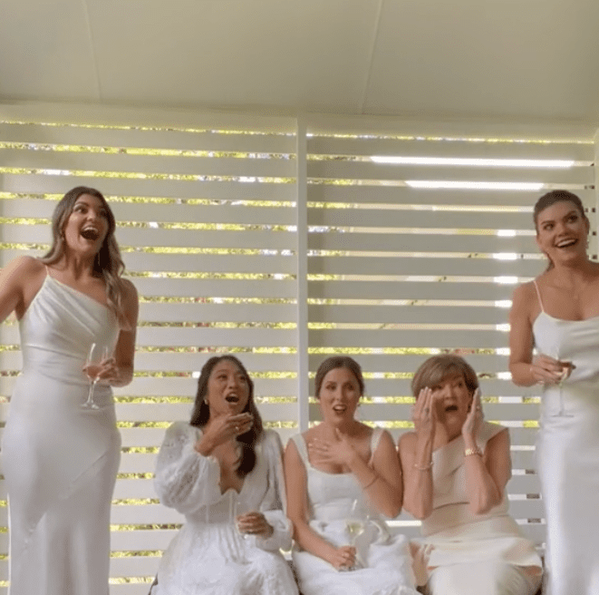 Die Brautjungfern von Camille Lescai reagieren auf die Enthüllung ihres Hochzeitskleides. | Quelle: tiktok.com/@camillelescai