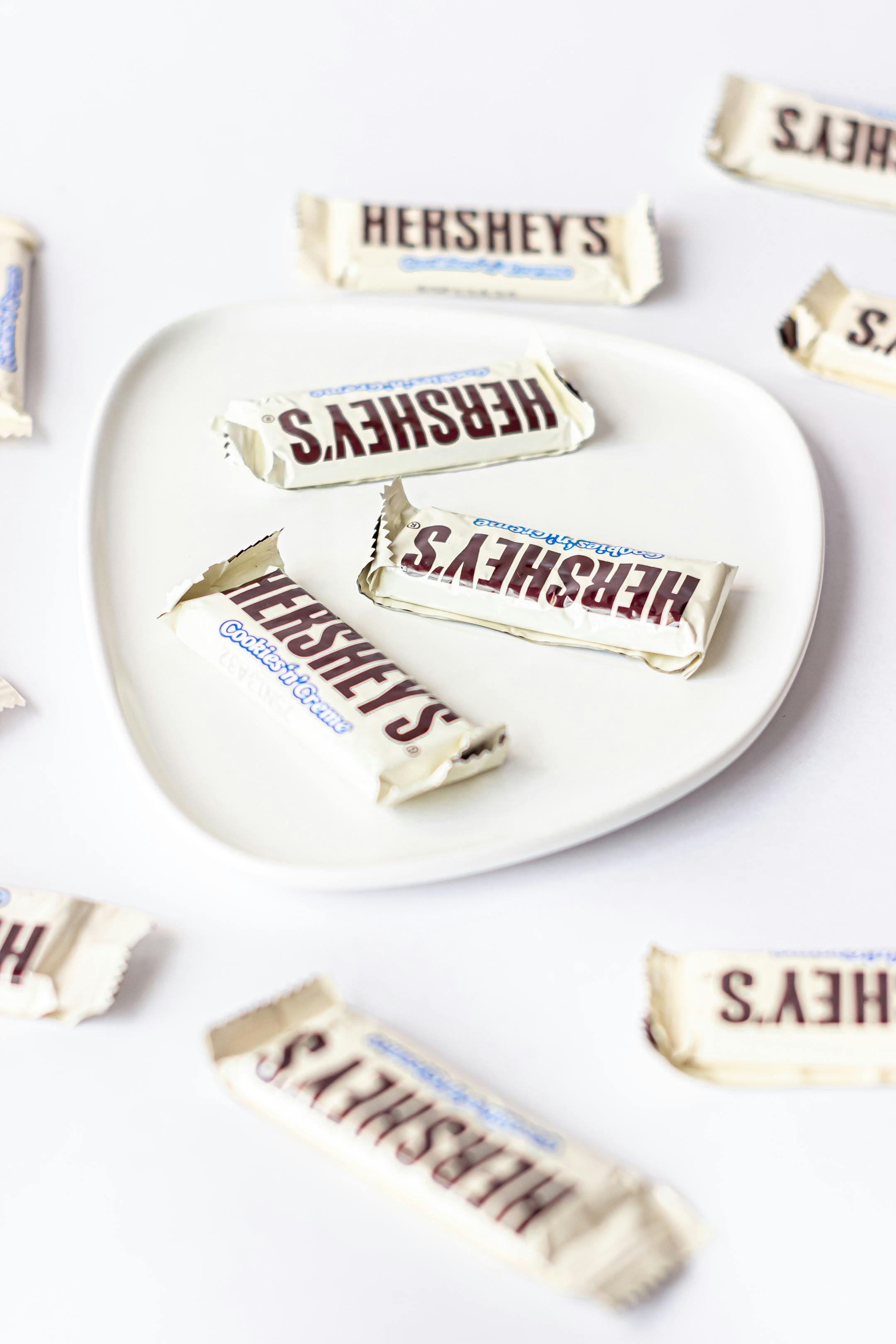 Hershey's Cookies & Cream bar | Source: Pexels