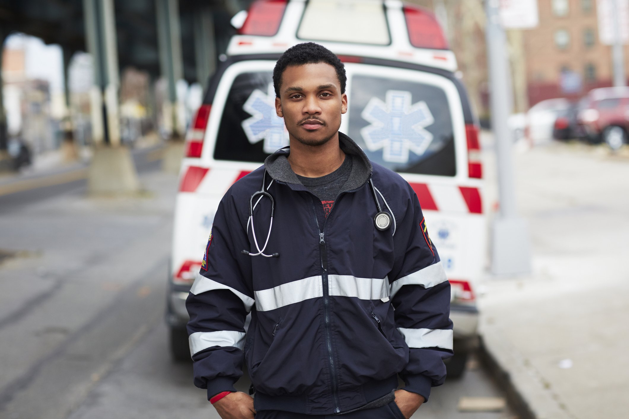 Retrato de un paramédico delante de una ambulancia. | Foto: Getty Images.