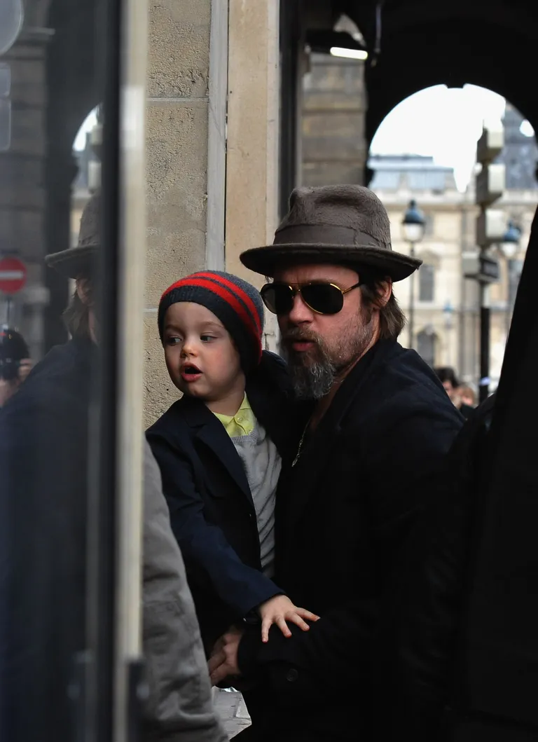 Brad Pitt et Shiloh Jolie-Pitt font du shopping chez Bonpoint le 23 février 2010, à Paris, en France | Source : Getty Images