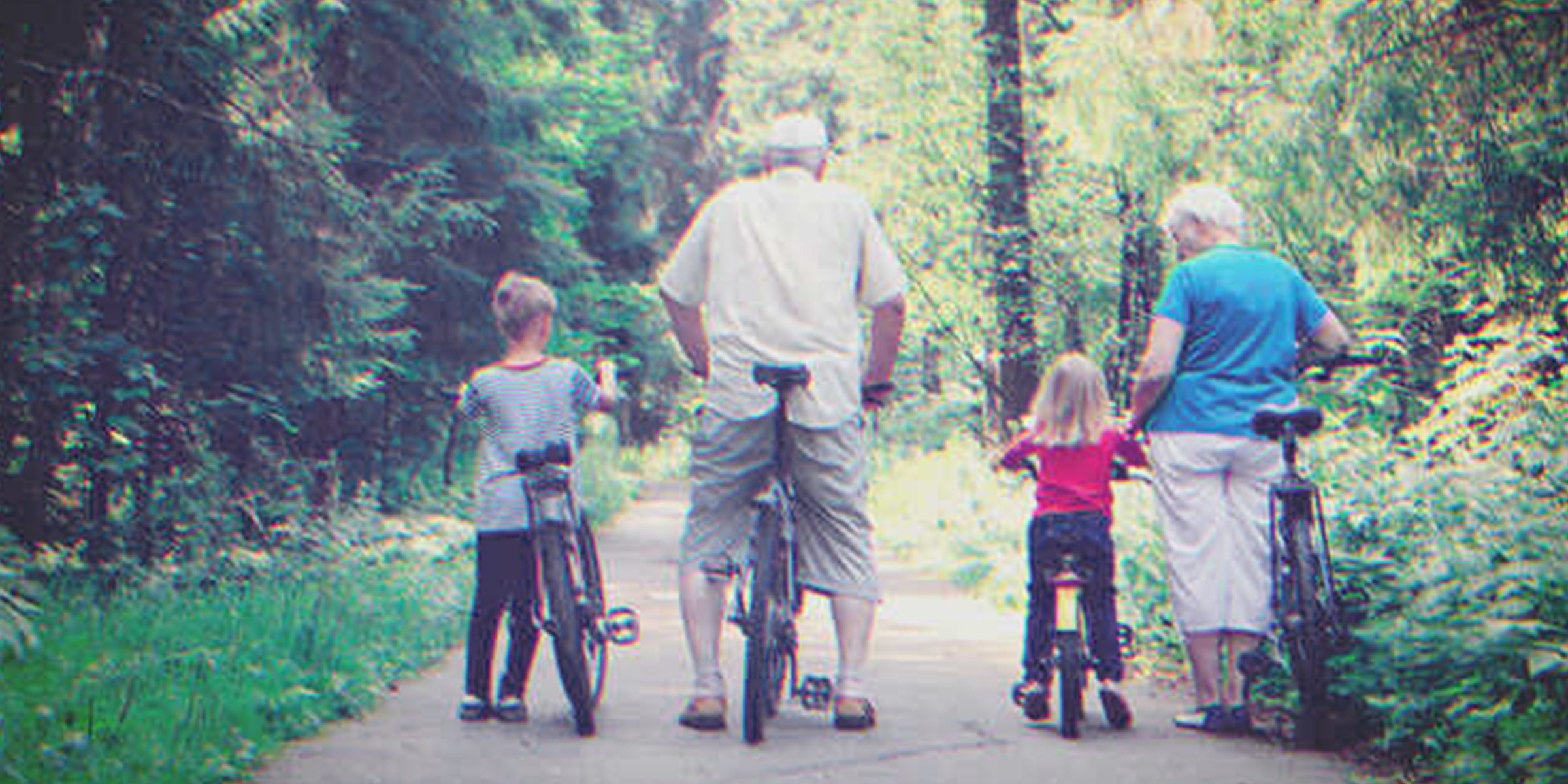 Großeltern und Enkel | Quelle: Shutterstock