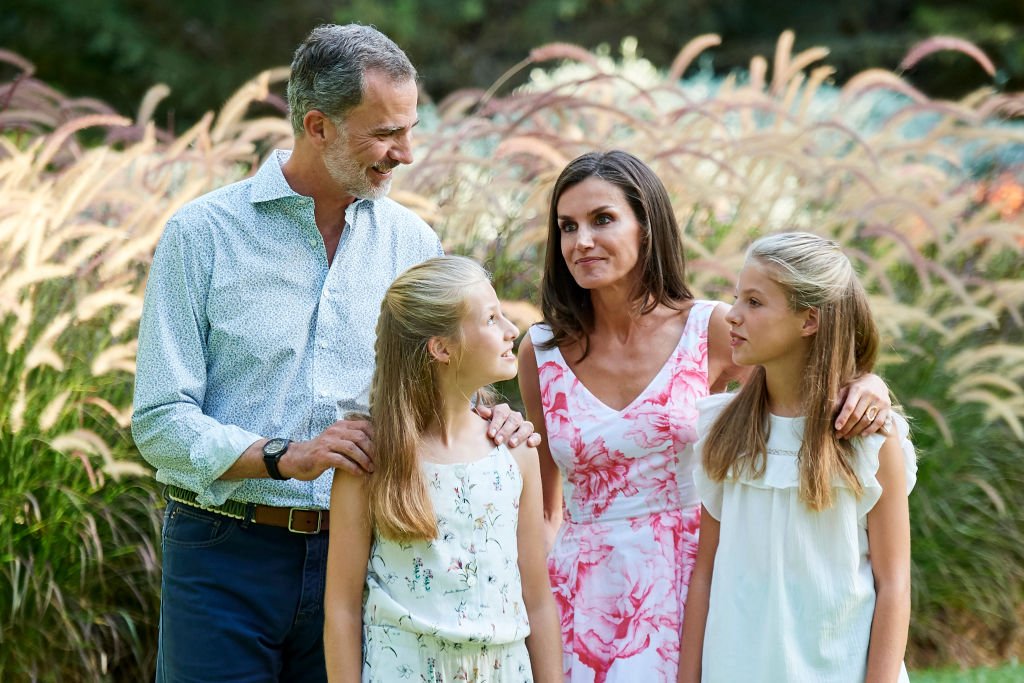 El Rey Felipe VI de España, la Reina Letizia, la Princesa Leonor y la infanta Sofía posan durante la sesión de fotos de verano en el Palacio Marivent, el 4 de agosto de 2019 en Palma de Mallorca, España. | Imagen: Getty Images El Rey Felipe VI de España, la Reina Letizia, la Princesa Leonor y la infanta Sofía posan durante la sesión de fotos de verano en el Palacio Marivent, el 4 de agosto de 2019 en Palma de Mallorca, España. | Imagen: Getty Images