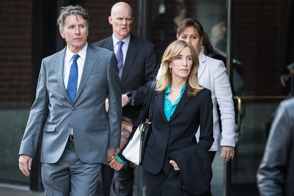  Felicity Huffman exits federal court in Boston, Massachusetts, U.S. | Photo: Getty Images